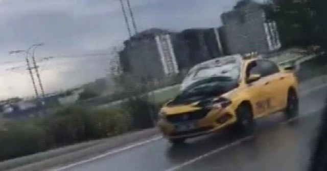 İstanbul'da trafikte kaputu açık seyreden taksici yakalandı