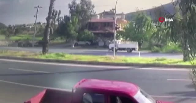 Kamyonet yayaya çarptı, kaza anı kameraya yansıdı