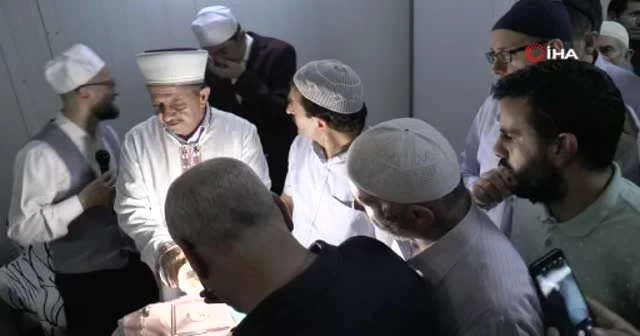 Kocaeli'de vatandaşlar ‘Sakal-ı Şerif’i görebilmek için sıraya girdi