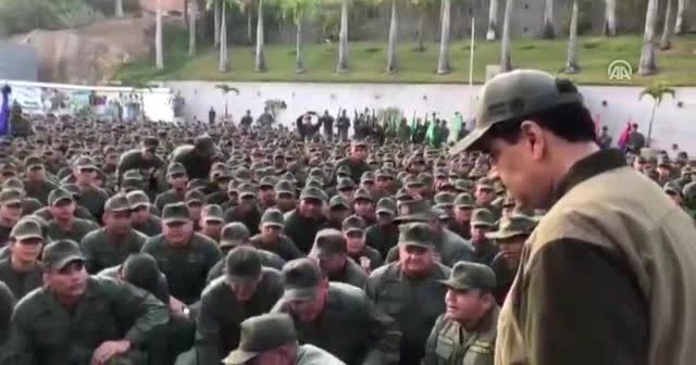Maduro askerlerle birlikte yürüdü