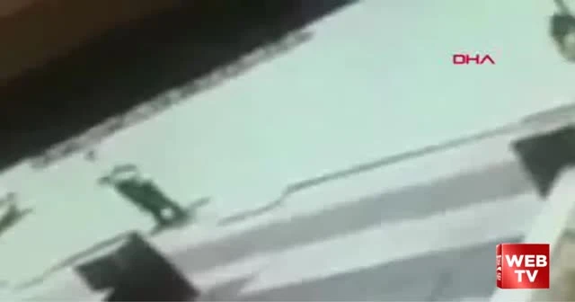 Taciz şüphelisini terlikle dövüp, polise teslim ettiler