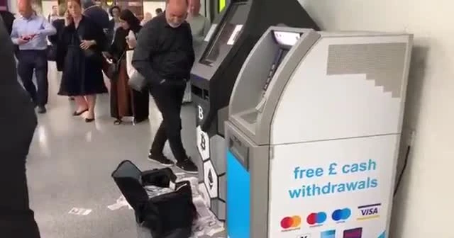 Bitcoin ATM'si para saçtı