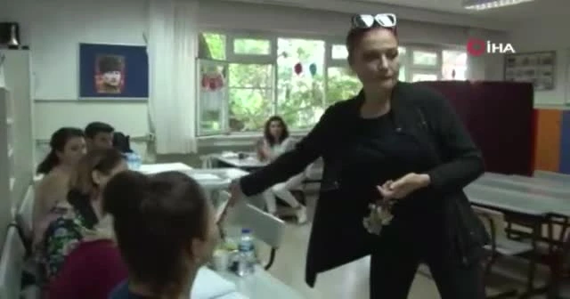 Cem Yılmaz oyunu kullandı! Sandık görevlilerini kahkahaya boğdu