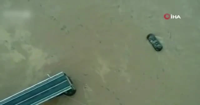 Çin’de köprü çöktü, araçlar nehre düştü