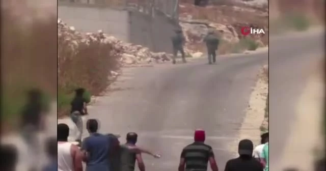 Filistinli gençler tam teçhizatlı İsrail askerlerini taşlayarak kovaladı