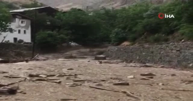 Köy muhtarı selin gelişini cep telefonuyla görüntüledi