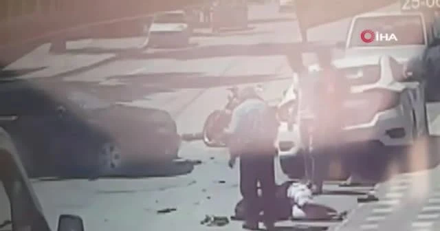 Motosikletlinin ayağı koptu: Feci kaza kamerada
