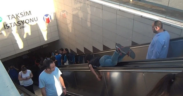 Taksim Metro İstasyonunda çocukların tehlikeli yürüyen merdiven oyunu