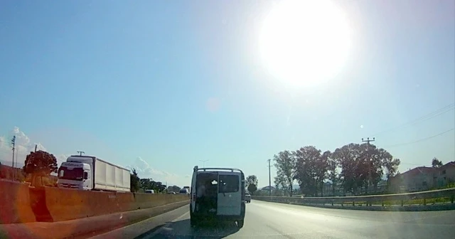 Bagaj kapısı açık araçta tehlikeli yolculuk