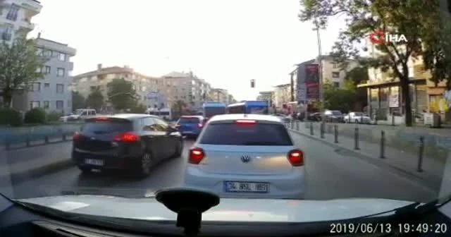 Maltepe’de minibüsçülerin yolcu kapma yarışı kamerada