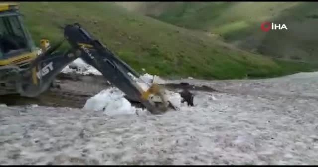Temmuz ayında diz boyu kar
