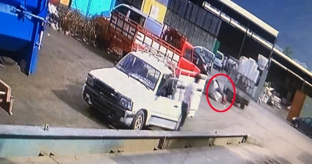 Tutmak istediği çuvalla beraber kamyonetten yere çakıldı