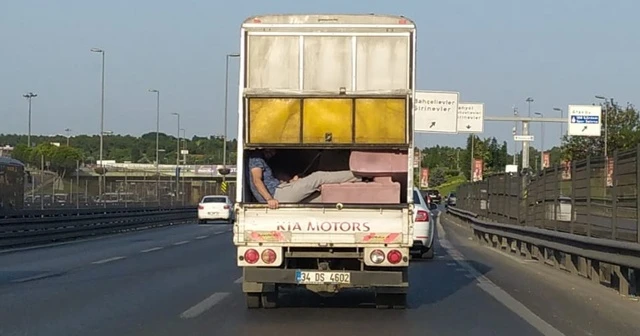 Kamyonet kasasında tehlikeli yolculuk