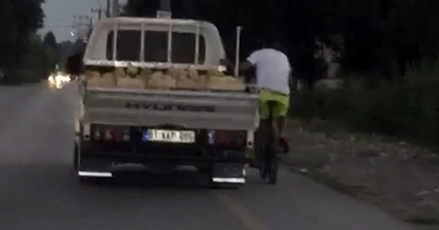 Kamyonete takılan bisikletli görenleri şaşkına çevirdi