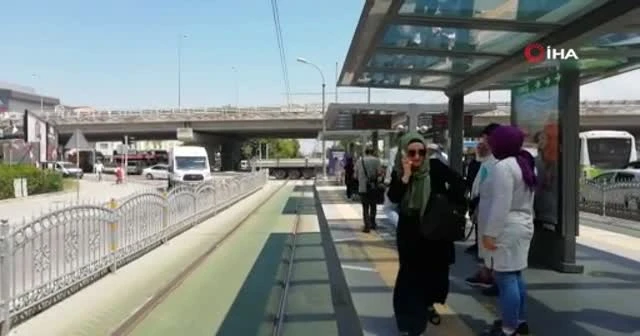 Tramvay yolunda hız yapan otomobil yolcu dolu durağa saplandı