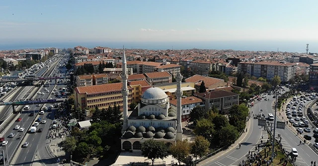 Avcılar'da cami minaresinin yıkılma anı kameralara yansıdı