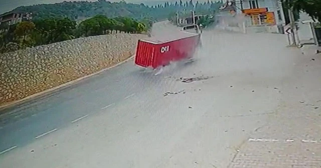 Konteyner tırdan böyle düştü: Faciadan dönüldüğü anlar kamerada