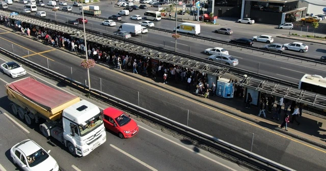 Metrobüste deprem sonrası oluşan yoğunluk havadan görüntülendi