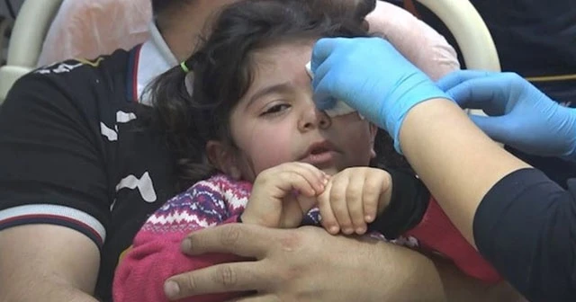 3 yaşındaki küçük kız makyaj malzemesi sandığı yapıştırıcıyla gözlerini yapıştırdı