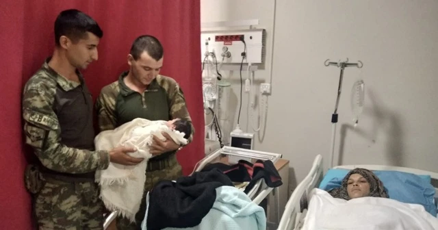 Askerlerin hastaneye yetiştirdiği Suriyeli anne, bebeğine Pınar ismini verdi