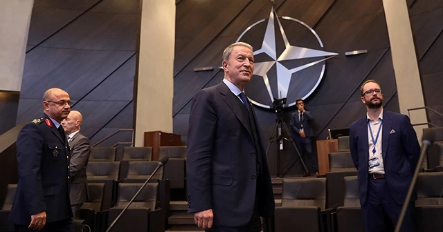 Bakan Akar'dan NATO toplantısında asker selamı
