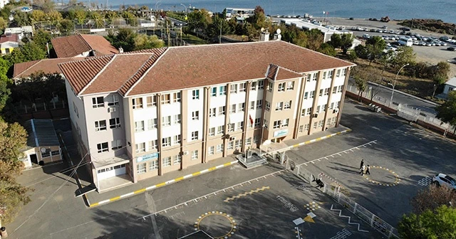 Eğitime ara verilen 'riskli okullar' havadan drone ile görüntülendi