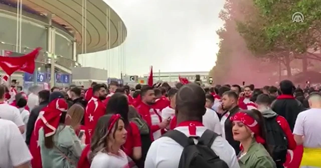 Fransa sokaklarında 'Şehitler ölmez, vatan bölünmez' sloganı!