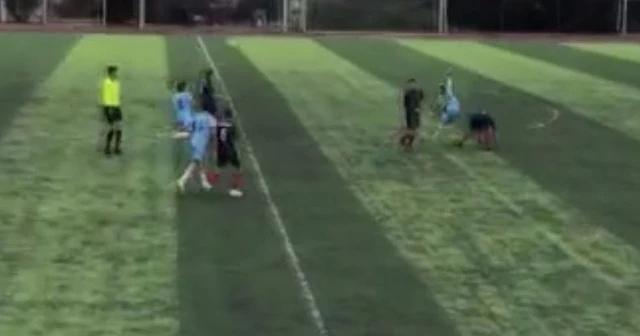 Genç futbolcu ölümden döndü! Hakem oyunu devam ettirdi