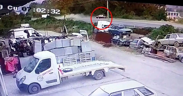 Liseli gencin kaza anı güvenlik kamerasında