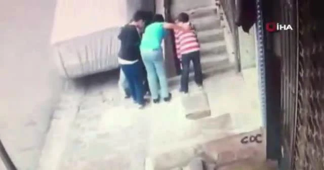 Oyun oynayan çocuğun merdiven boşluğuna düştüğü anlar kamerada