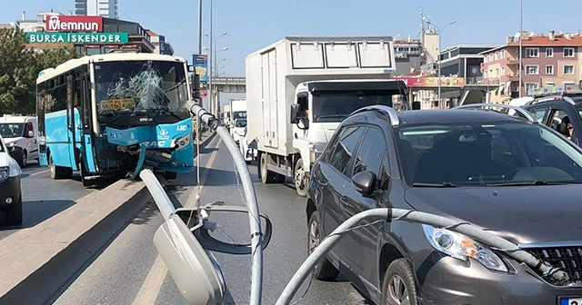 Özel halk otobüsü orta refüje çıktı