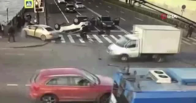 Rusya’da kaza yapan araçlar yayaları ezip geçti