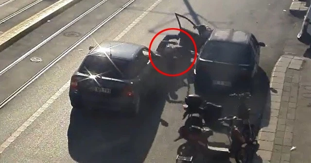 Takip mesafesini koruyamayan otomobil motosiklet sürücüsüne çarptı
