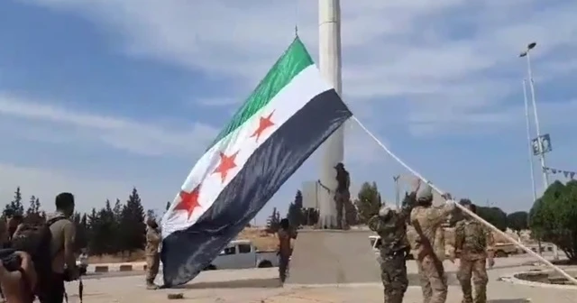 Tel Abyad'ta Suriye Milli Ordusu bayrağı çekildi