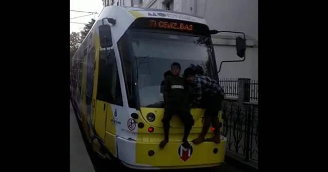 Tramvaya asılan çocukların tehlikeli yolculuğu