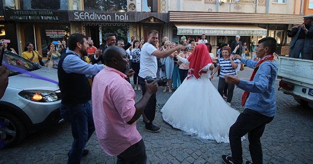 Yabancı turistler gelin ve damadı araçtan indirip çiftetelli oynadı