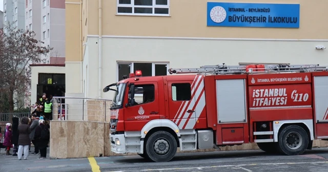 Beylikdüzü'nde ilkokulun çatısı okul bahçesine uçtu!