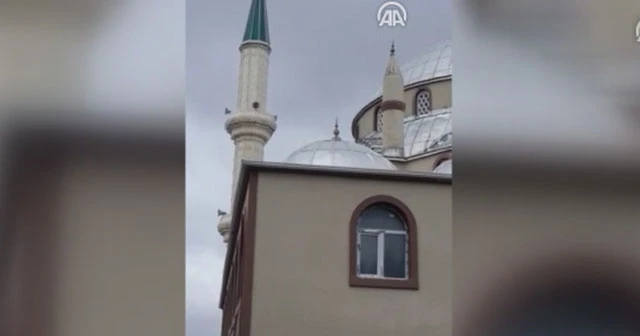 Fırtınada minare sallandı