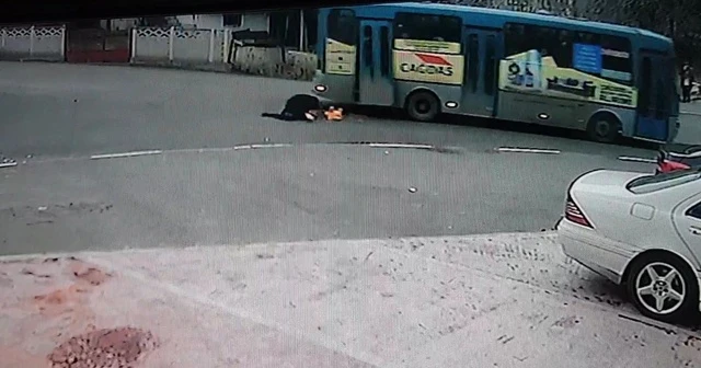 Halk otobüsünün kırılan kapısından yola düştü