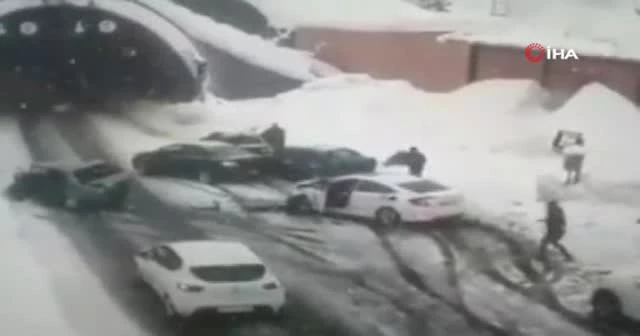Karlı yolda 9 otomobil birbirine girdi: 3 yaralı