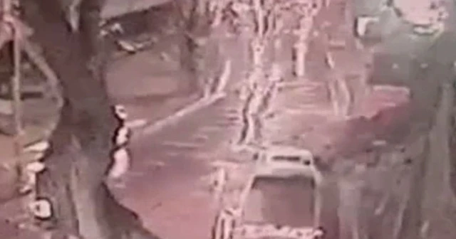 Sarıyer Çayırbaşı Tüneli girişinde istinat duvarının yıkılma anı kamerada