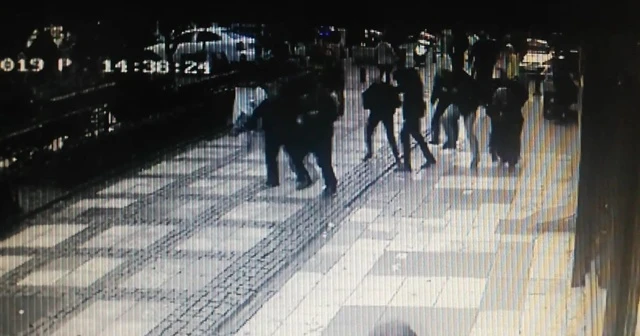 Şiddetli rüzgarda vatandaşların üstüne binadan cam düştü: 1 yaralı