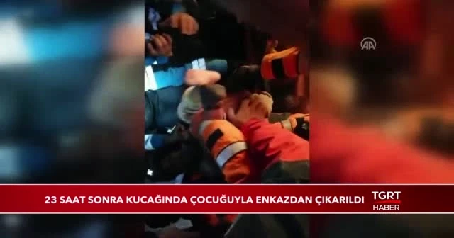 Anne ve kızının enkazdan çıkarılma anı