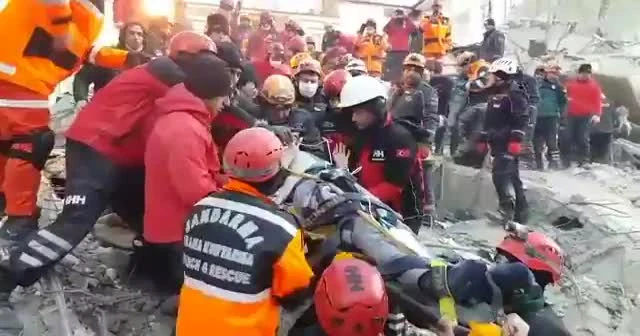AFAD görüntüleri paylaştı! 11 saat sonra kurtarıldılar