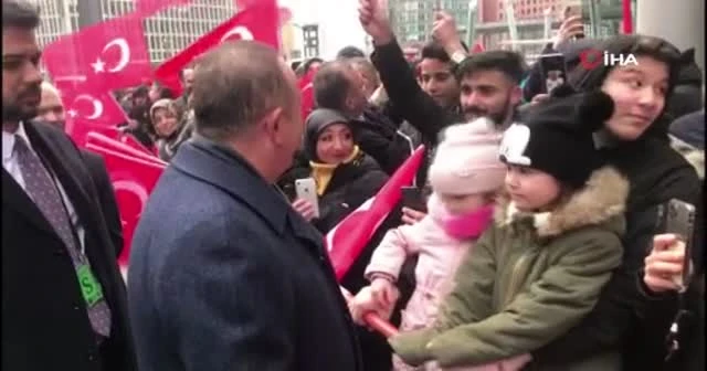 Bakan Çavuşoğlu, Berlin’de vatandaşlarla sohbet etti