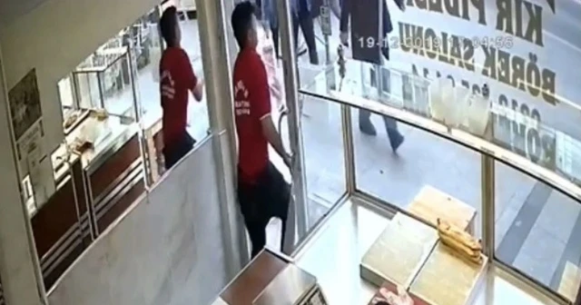 Camlı kapının tuzla buz olduğu görünmez kaza kamerada