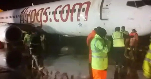 Çamura saplanan uçak özel çalışmayla kaldırıldı