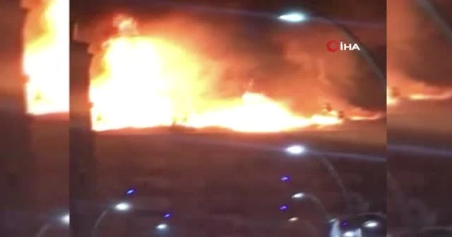 Deprem sonrası doğalgazdan çıkan yangın böyle görüntülendi