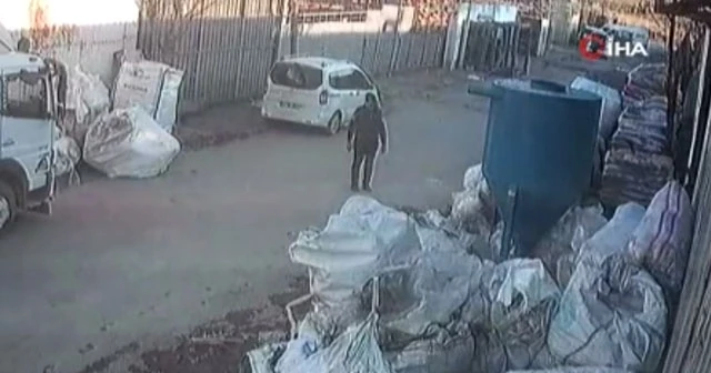 Deprem yolda yürüyen vatandaşı böyle yakaladı