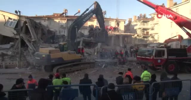 Elazığ’da süren enkaz çalışmaları havadan görüntülendi